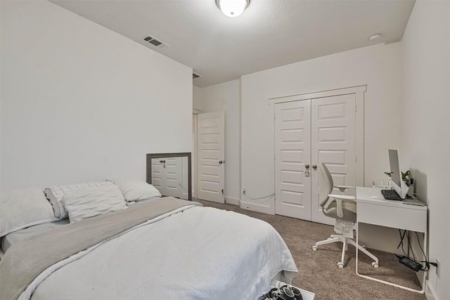 bedroom featuring carpet floors and a closet