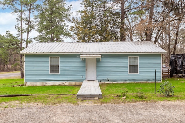 view of front facade featuring a front yard