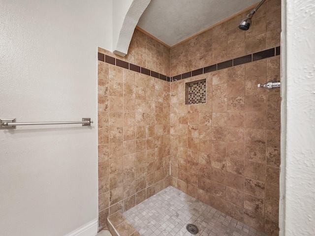 bathroom featuring a tile shower