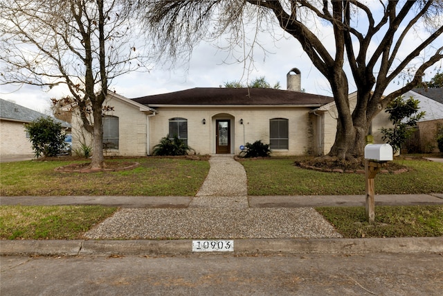 single story home with a front yard