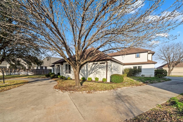 view of front of house with fence and driveway