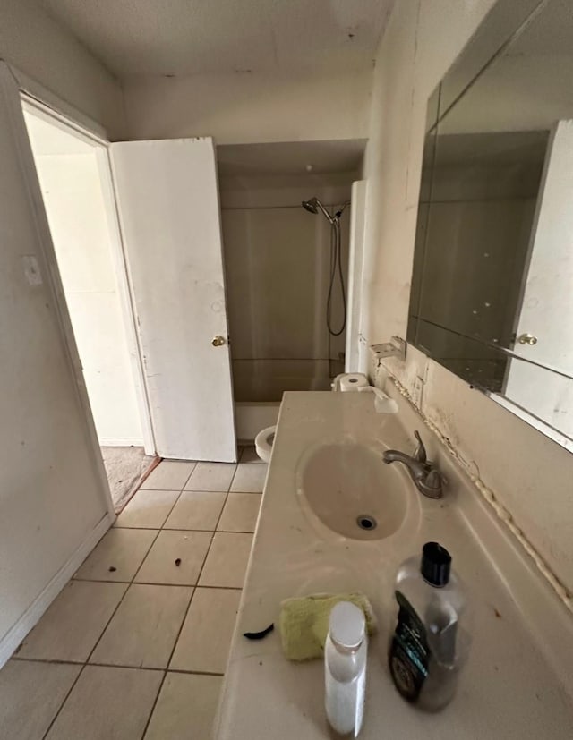 full bathroom featuring tile patterned floors, toilet, a shower, baseboards, and vanity