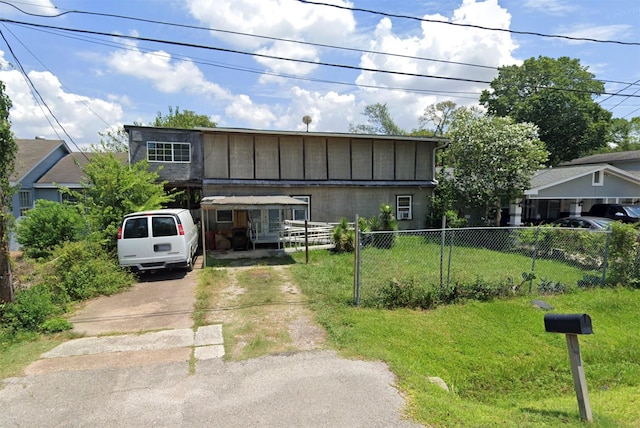 view of front facade featuring a front lawn