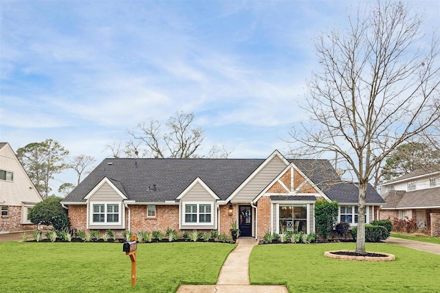 view of front facade featuring a front lawn