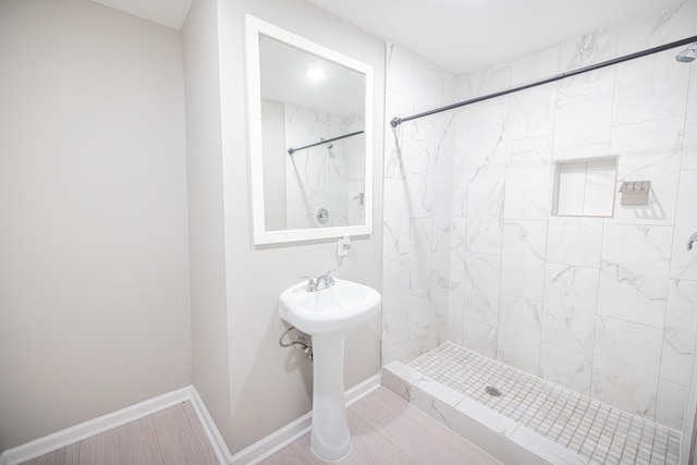 bathroom featuring a tile shower