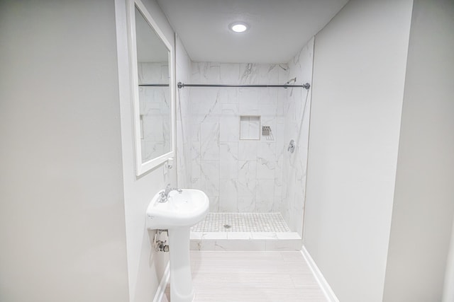 bathroom featuring a tile shower