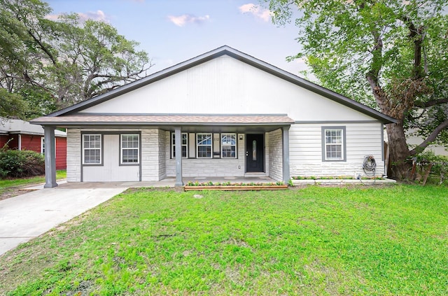 view of front facade featuring a front yard and a porch