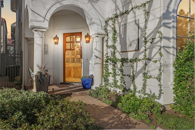 property entrance with stucco siding