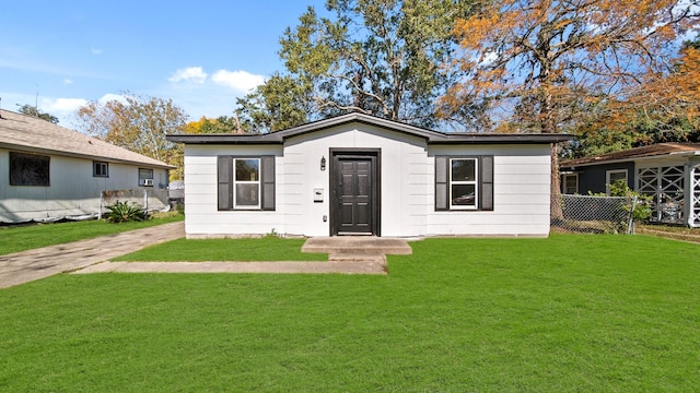 view of front of property with a front yard