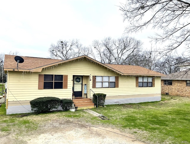 view of front of house featuring a front lawn