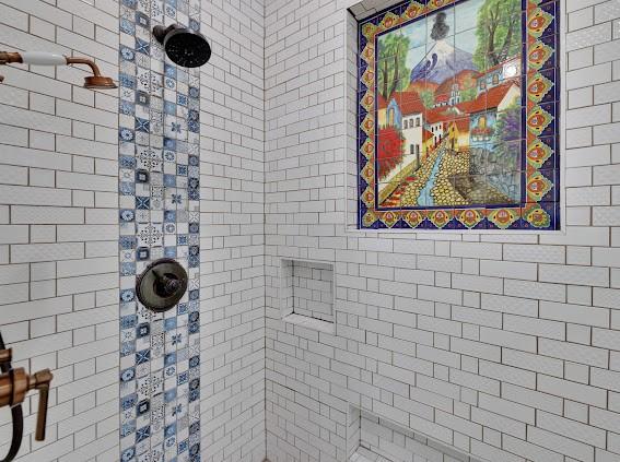 bathroom featuring a tile shower