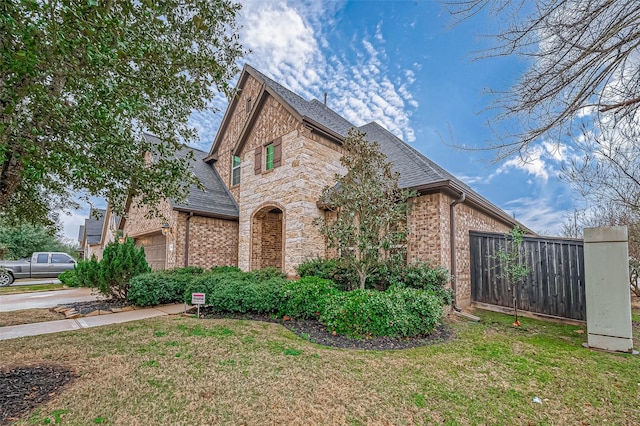 view of front of house with a front lawn