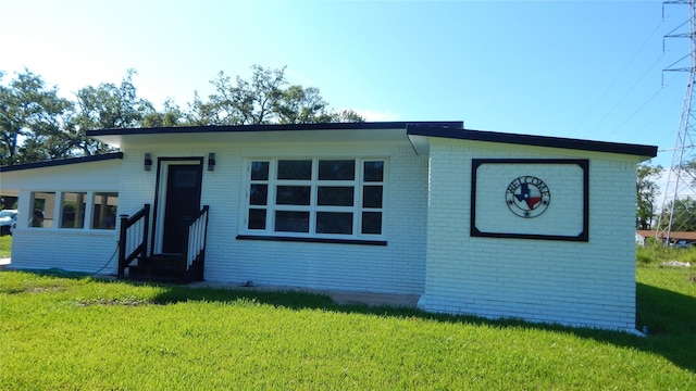 view of front of home featuring a front yard