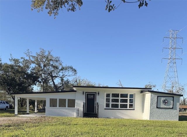 view of front of house featuring a front lawn