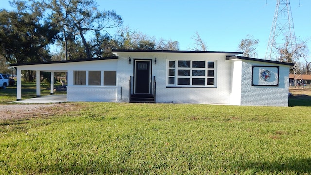 view of front of house featuring a front yard and a carport