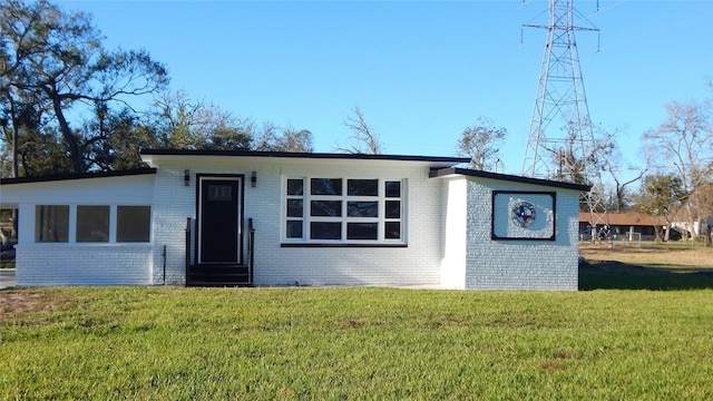 single story home featuring a front lawn