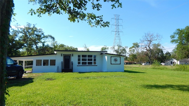 view of front facade with a front yard