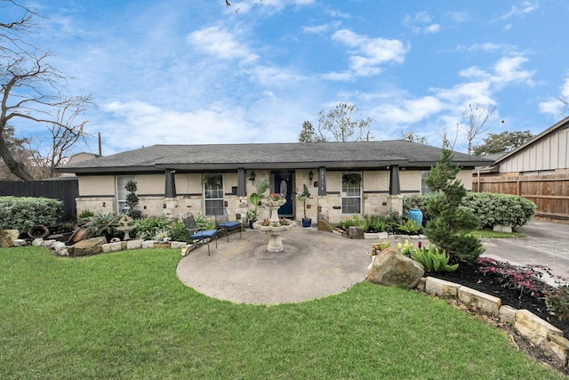 view of front of home featuring brick siding, a front yard, and fence