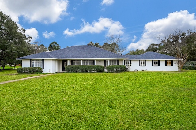 single story home with a front lawn