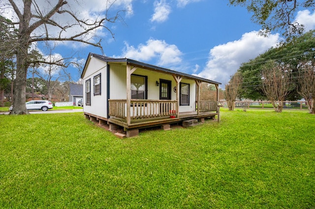 1133 Peebles St, Hempstead, TX 77445 - view of front facade with covered porch and a front lawn
