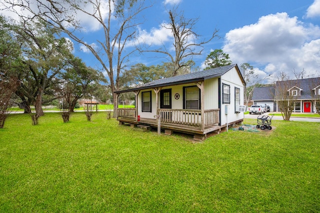 view of front facade with a porch, cooling unit, and a front yard