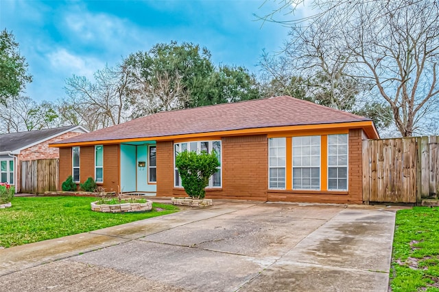 ranch-style house featuring a front lawn