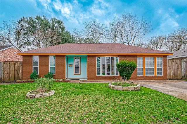 single story home featuring a front lawn