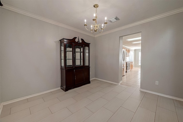 spare room featuring ornamental molding, visible vents, an inviting chandelier, and baseboards