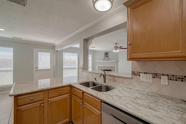 kitchen featuring tasteful backsplash, ornamental molding, visible vents, a sink, and a peninsula