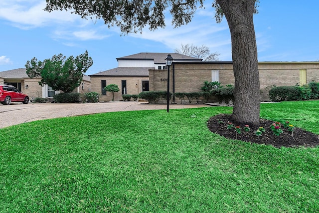 506 Fox Briar Ln, Sugar Land, TX 77478 - view of front facade with brick siding, a front lawn, and roof with shingles