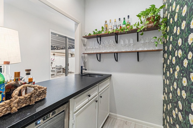 506 Fox Briar Ln, Sugar Land, TX 77478 - indoor dry bar featuring baseboards, light wood finished floors, and wine cooler