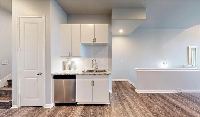 kitchen with wood finished floors, white cabinetry, a sink, and dishwasher