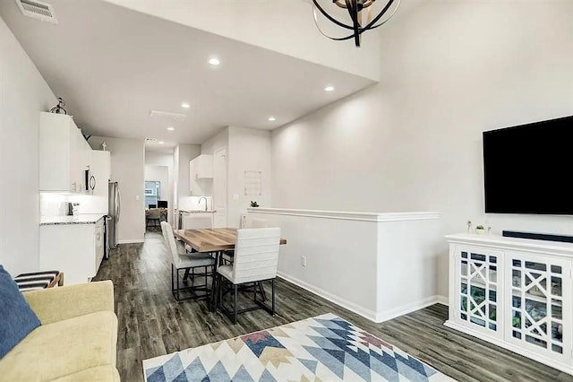 dining space featuring dark wood-type flooring, recessed lighting, visible vents, and baseboards