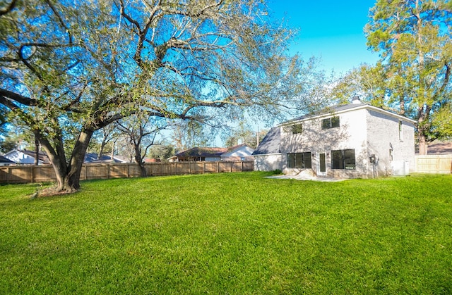 view of yard featuring a fenced backyard