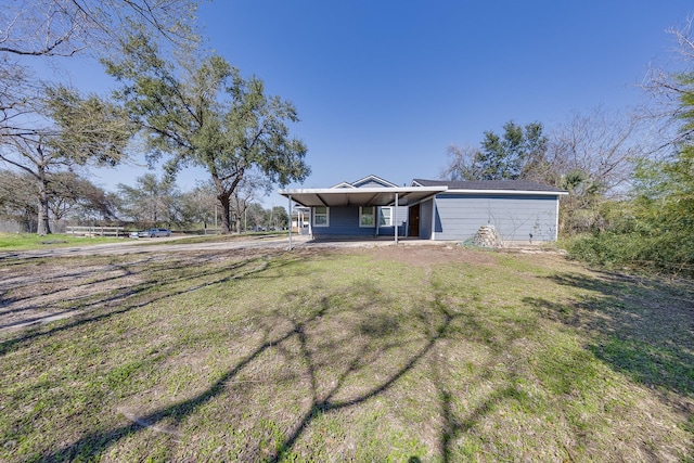 view of front of house with a carport and a front yard