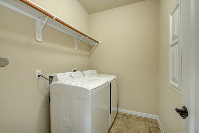 laundry area with laundry area, baseboards, and washer and clothes dryer