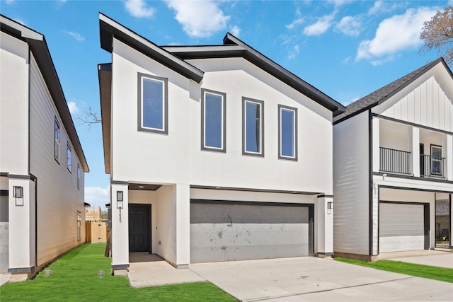 view of front of property featuring stucco siding, driveway, a front yard, and an attached garage