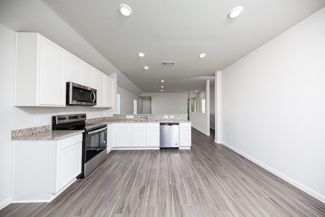 8106 Vanilla Orchid Dr, Houston, TX 77016 - kitchen featuring baseboards, a peninsula, and stainless steel appliances