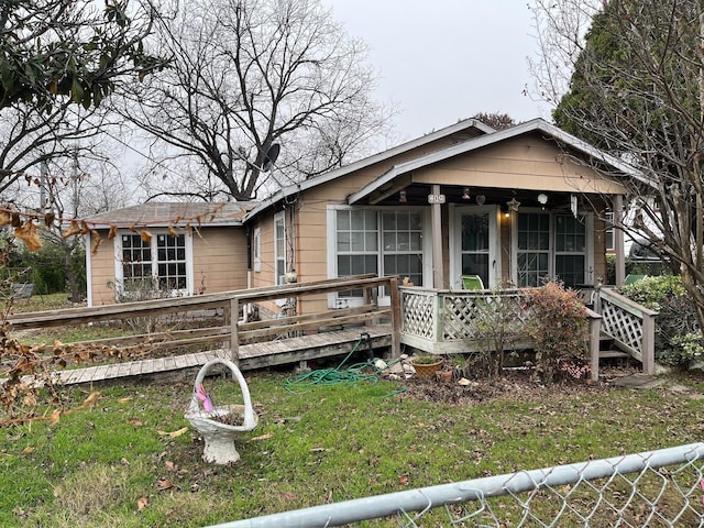 view of front of home featuring a front yard and fence