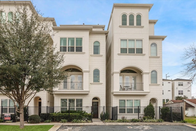 view of front of house with a fenced front yard