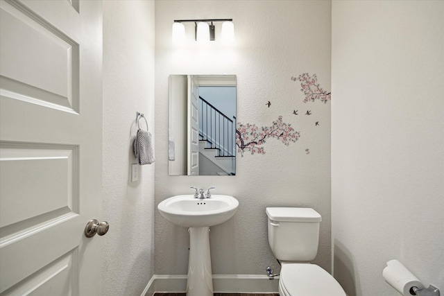 9410 Knollwood Ln, Missouri City, TX 77459 - half bathroom featuring a textured wall and toilet