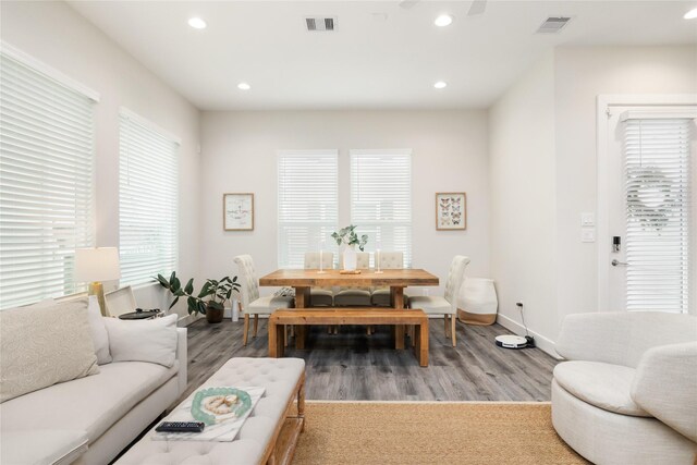 living room featuring light wood-style floors, baseboards, visible vents, and recessed lighting