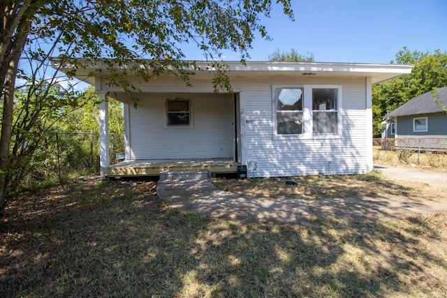 2420 Harriot St, Beaumont, TX 77705 - view of front facade featuring fence