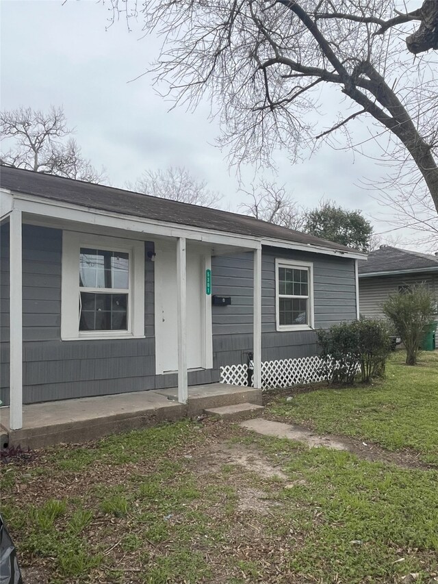 view of front facade with a front yard