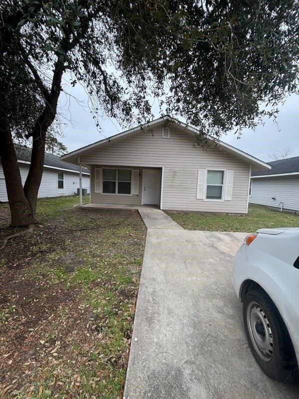 view of front of home featuring a front yard