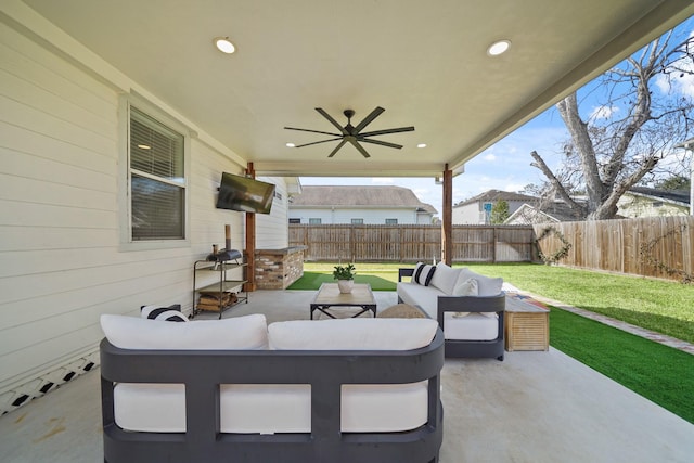 view of patio featuring a fenced backyard, an outdoor living space, and a ceiling fan