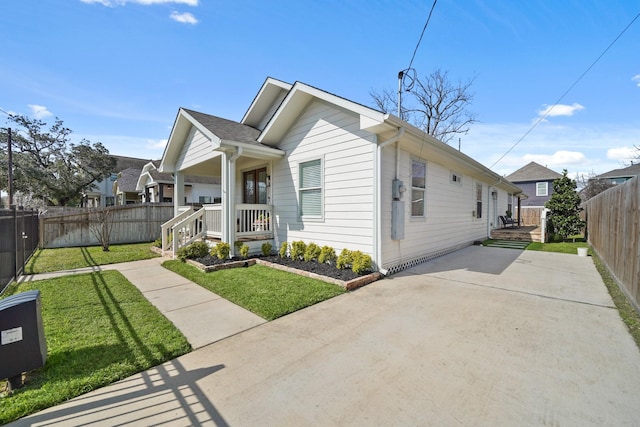 view of front facade featuring fence, a porch, and a front yard