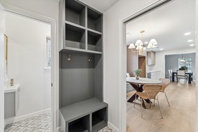 mudroom featuring a chandelier, light wood finished floors, recessed lighting, and baseboards