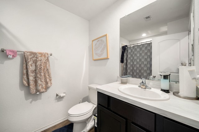 full bath featuring baseboards, visible vents, toilet, a shower with curtain, and vanity