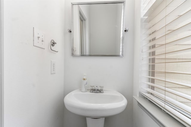 bathroom featuring a sink